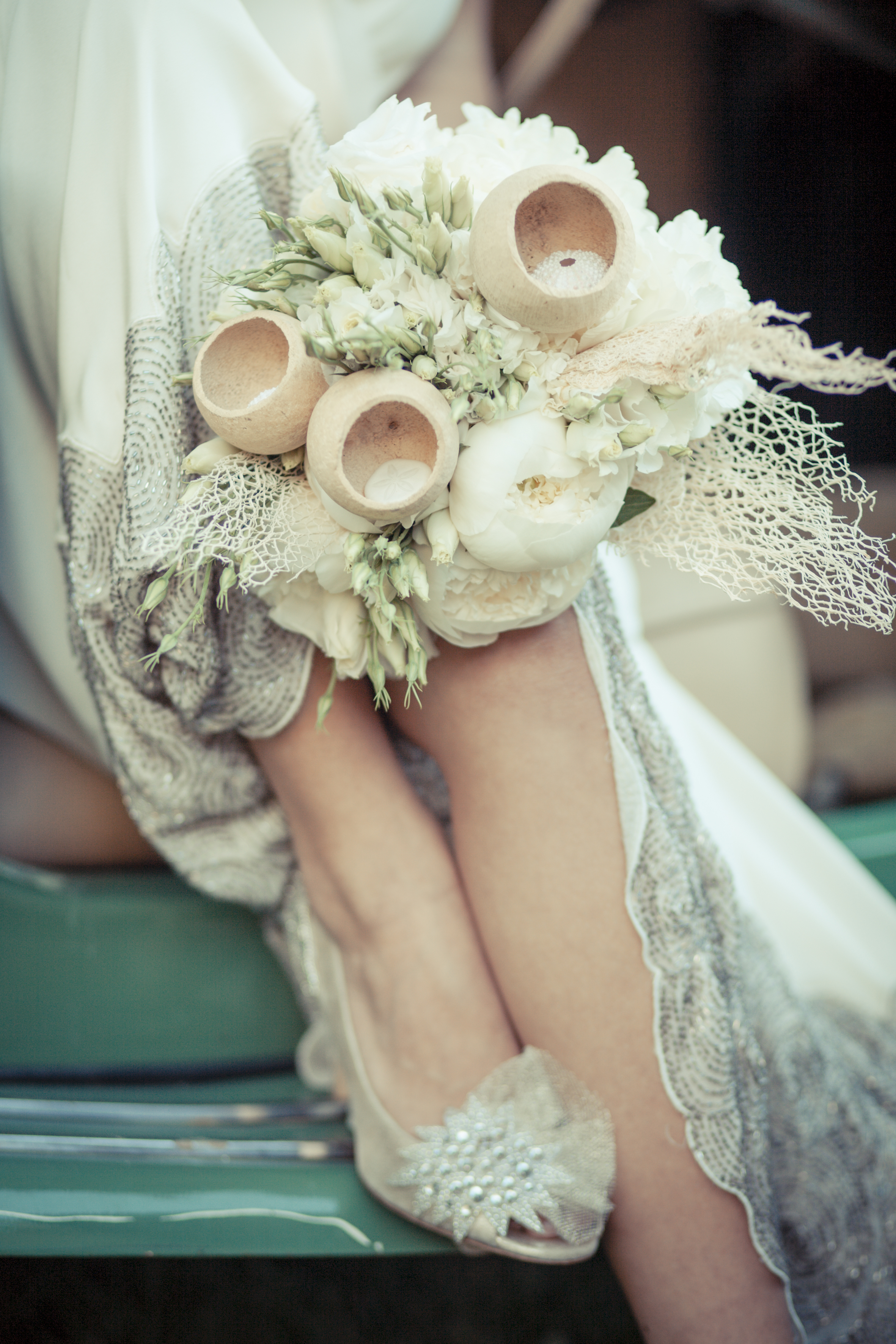 Detaljer som sko og smykker samt de små øjeblikke i løbet af dagen er meget vigtige at få med fra bryllupsdagen.